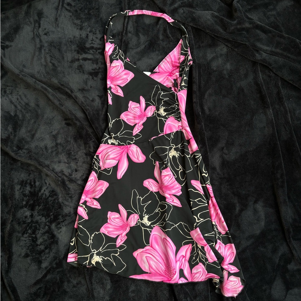 90s Floral Halter Asymmetrical Dress
#90sfashion #y2k #floraldress